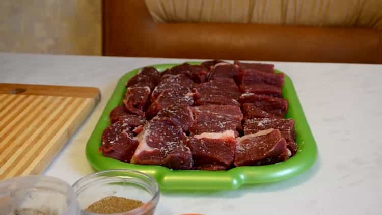 Para cocinar brochetas de carne, prepare especias