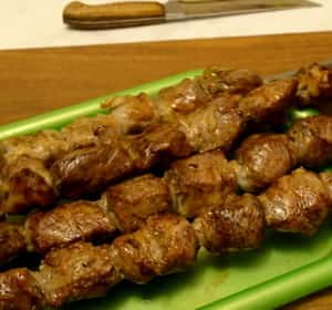Beef skewers according to a step by step recipe with photo