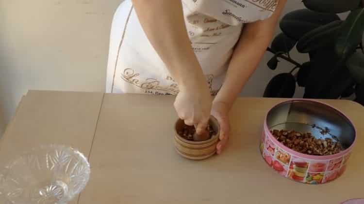 Da biste napravili čokoladni kolač na kefiru, nasjeckajte orahe