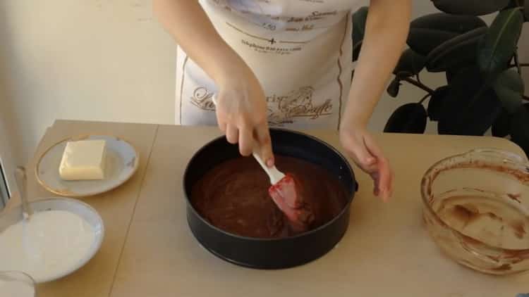 Upang makagawa ng isang cake ng tsokolate sa kefir, pasanin ang oven