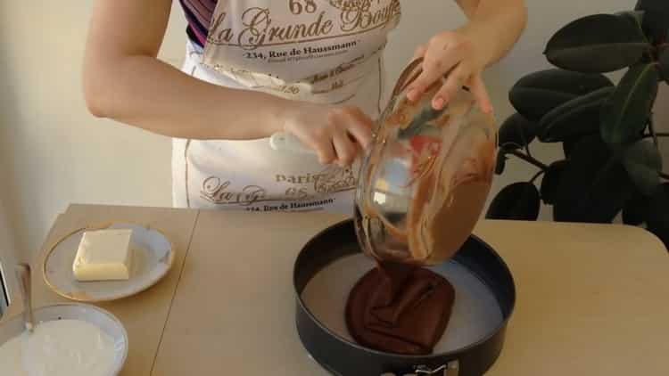 Pour faire un gâteau au chocolat sur du kéfir, mettez la pâte dans le moule