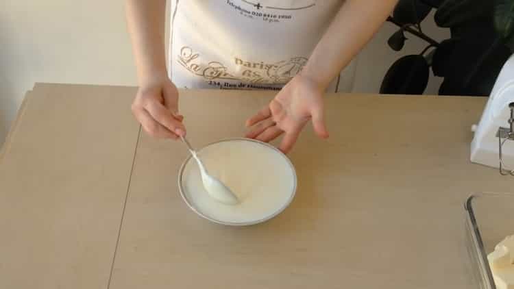 To make a chocolate cake on kefir, prepare a cream