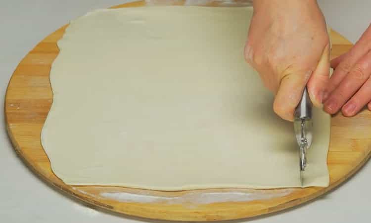 To make apple pie in the oven, prepare dough for decor