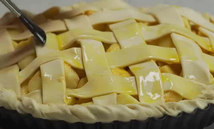 Para hacer una tarta de manzana en el horno, engrase la masa