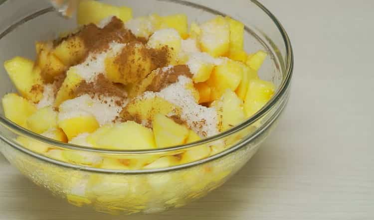 Para hacer pastel de manzana en el horno, mezcle los ingredientes para el relleno.