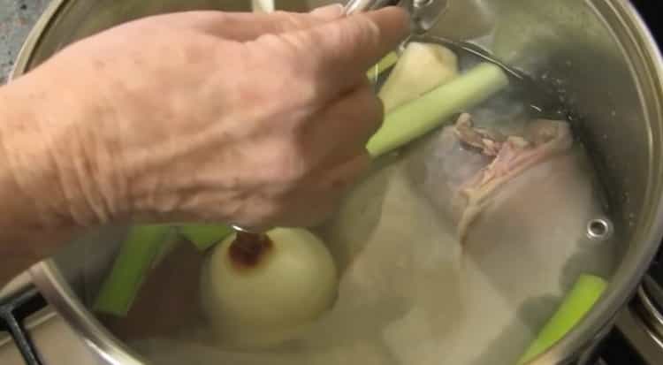 Pour faire cuire la langue de boeuf bouilli selon une recette simple, cuire les légumes