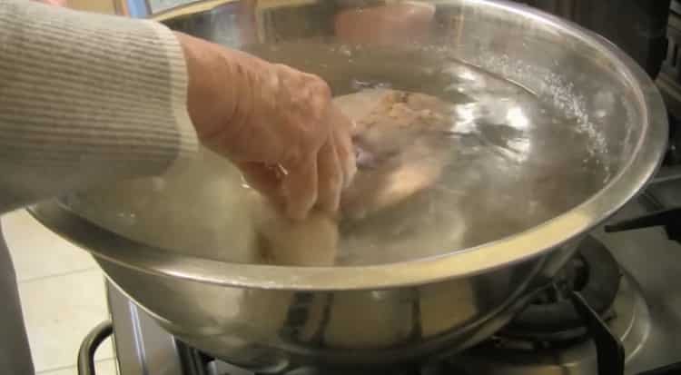 Para cocinar la lengua de res hervida de acuerdo con una receta de cocina simple, enfríe la lengua