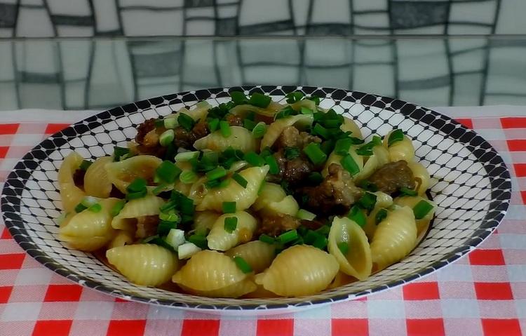 pâtes avec de la viande prête