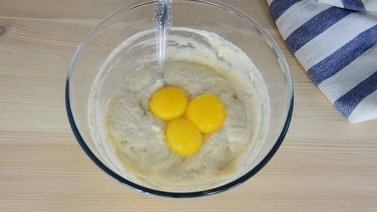 Pon huevos para hacer un pastel de Navidad.