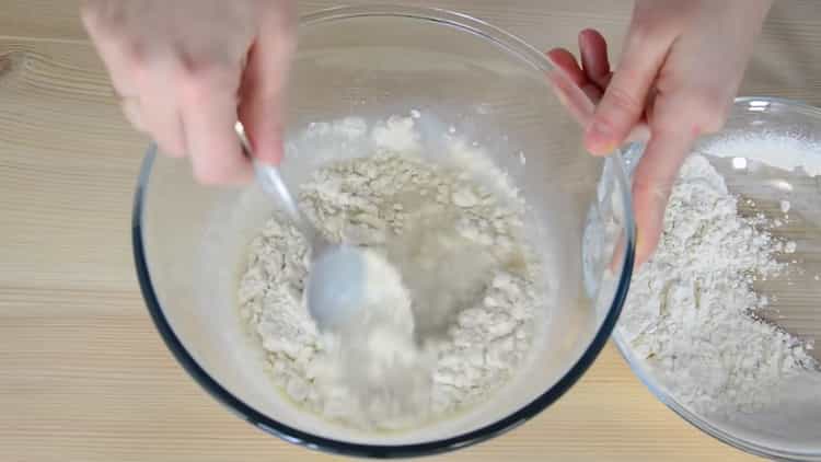 Tamiser la farine pour faire un gâteau de Noël
