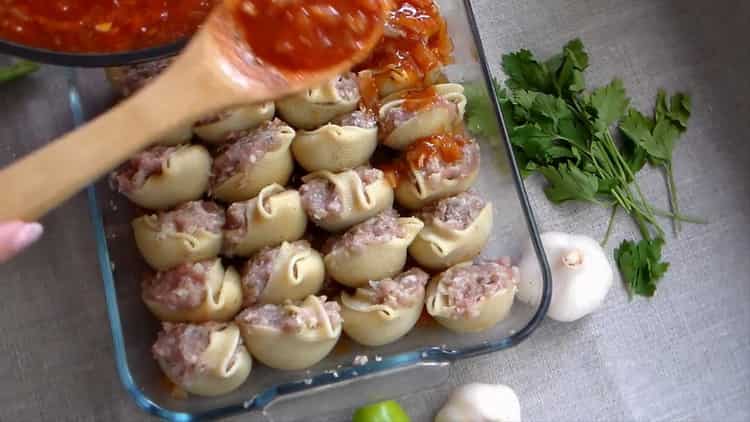 To prepare the dish, pour pasta with sauce