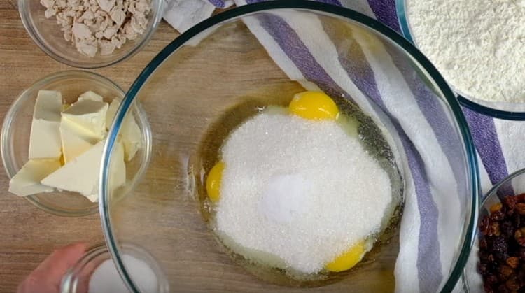 Agregue azúcar y azúcar de vainilla a los huevos.