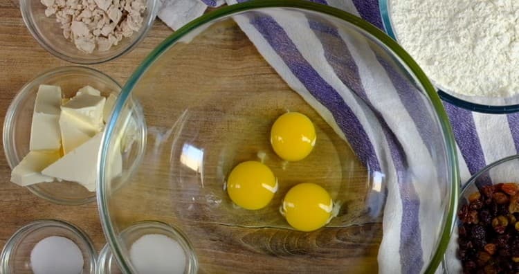 In a bowl, beat out two eggs and one yolk.