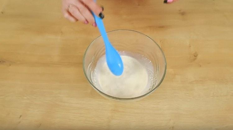 We dissolve yeast in warm milk.