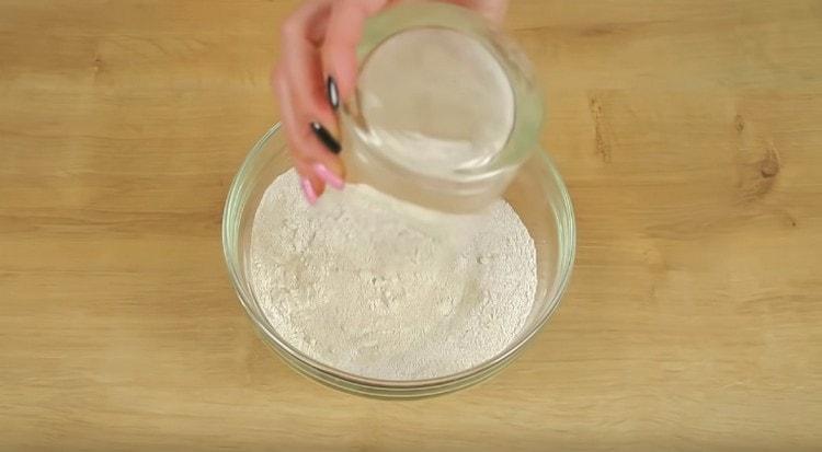 Pomiješajte amarant i raženo brašno.