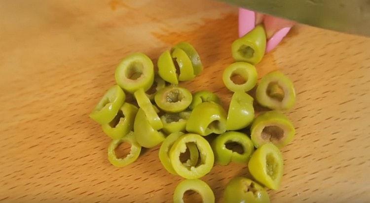 Cut the olives into rings.