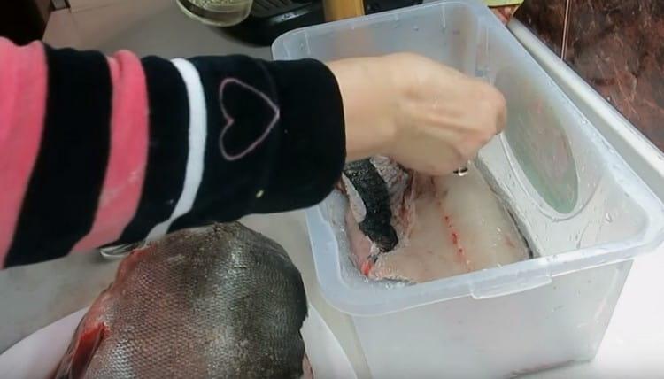 Lubricate the fish with a mixture of vegetable oil and vinegar.