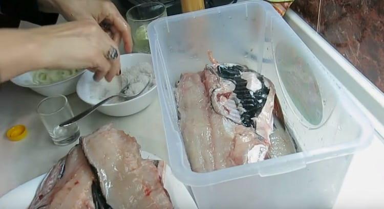 Alternate layers of fish, spreading each piece with salt and oil with vinegar.