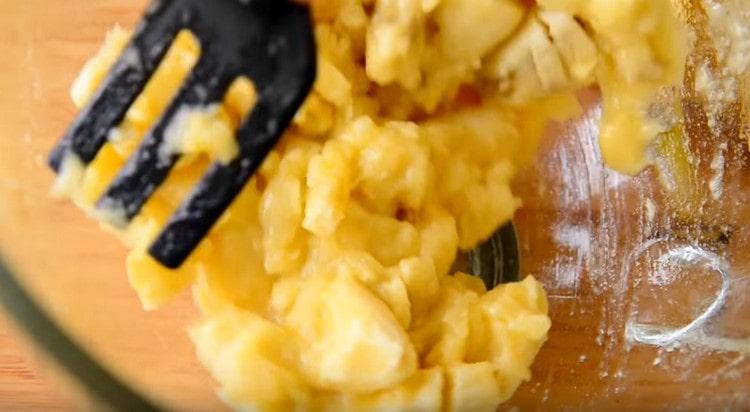 Ajoutez un peu de jus de citron aux bananes et écrasez-les dans une purée de pommes de terre.