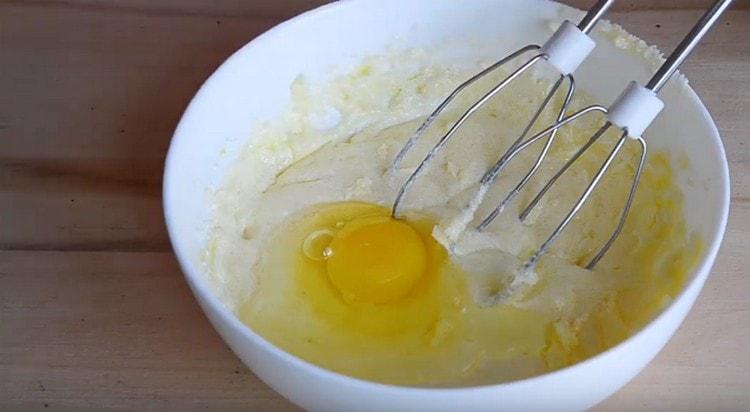 Ajoutez un autre œuf et battez le tout à nouveau avec un mixeur.