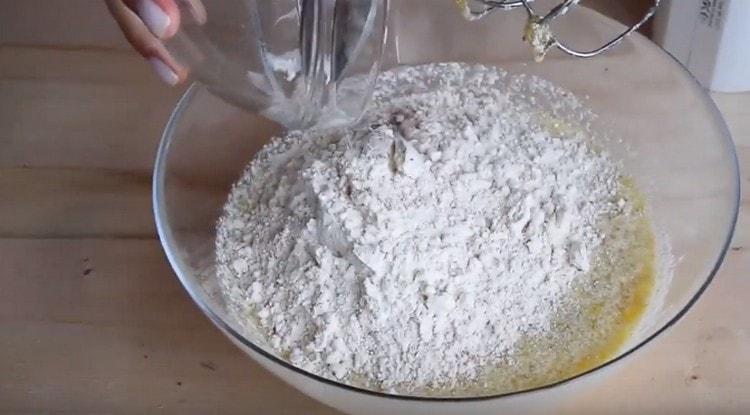 En battant le tout avec un mélangeur, nous introduisons de la farine dans la base liquide.