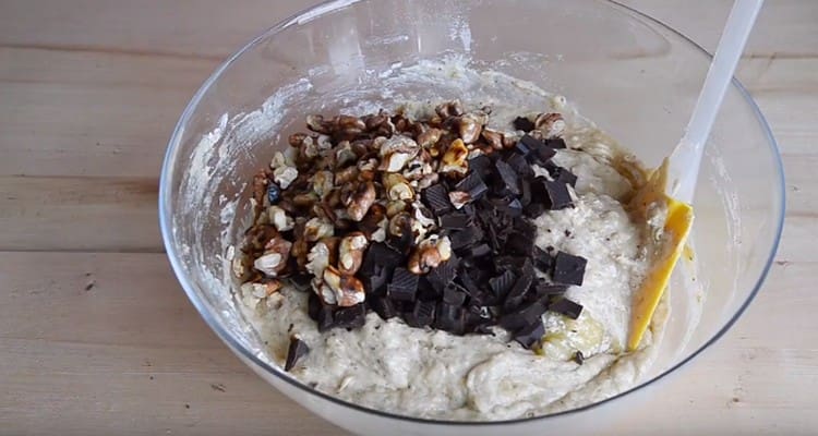 Ajouter les noix concassées et le chocolat à la pâte.