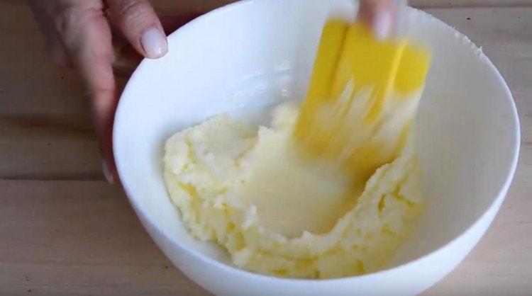 Umiješajte maslac sa šećerom.