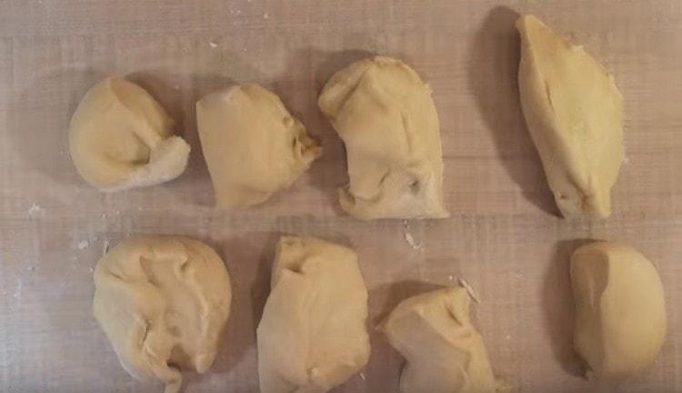 We divide the finished dough into 8 identical parts.