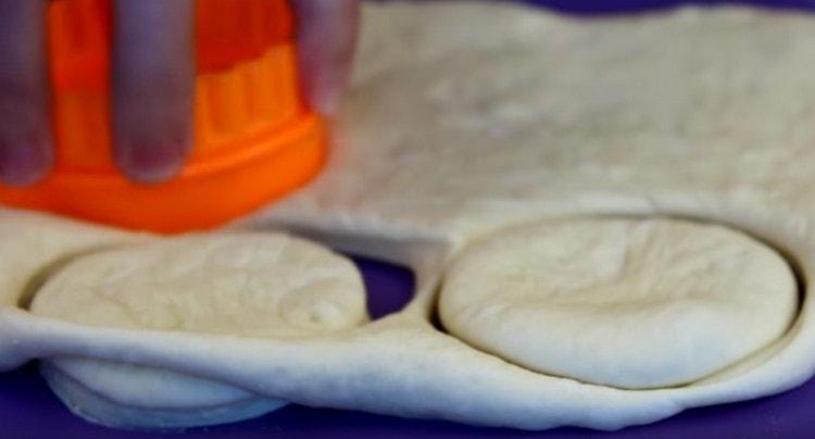 Using a glass or mold, cut out round dough from the dough.