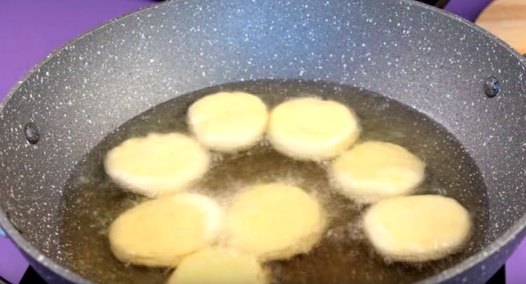 Fried prepared cakes in a large amount of vegetable oil.