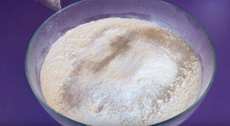 Agregue azúcar, sal y levadura seca a la harina.