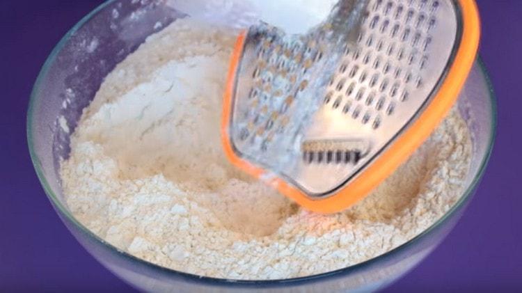 Frota la mantequilla directamente en la harina.