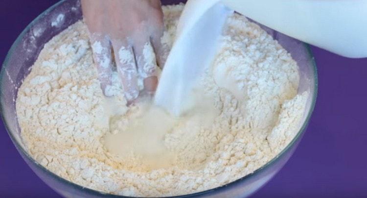 Introducimos una mezcla de leche y agua en la harina.