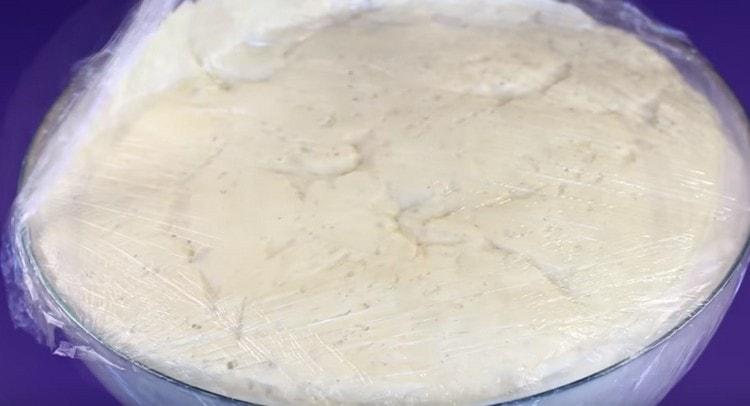 La pâte finie a bien augmenté, vous pouvez commencer à former baursaki.