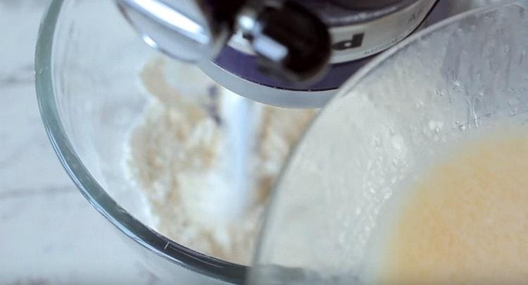 Mix the flour, introduce a mixture of liquid components into it.