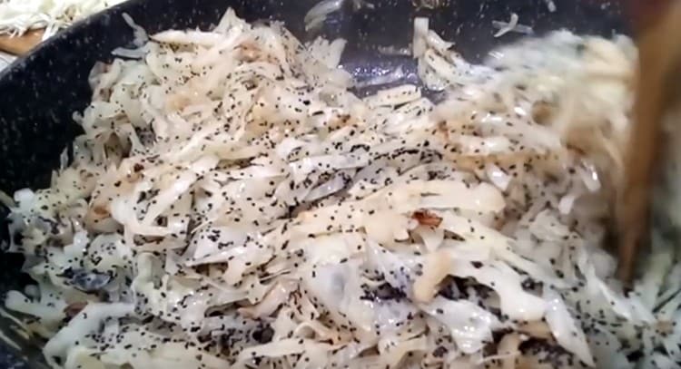 Ajouter du sel au chou, ainsi que des graines de pavot.