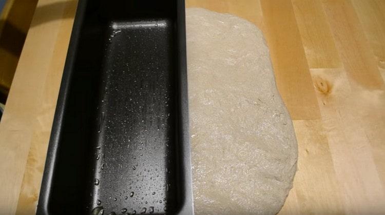 Then we transfer the dough to a table greased with vegetable oil, the baking dish also needs to be greased.