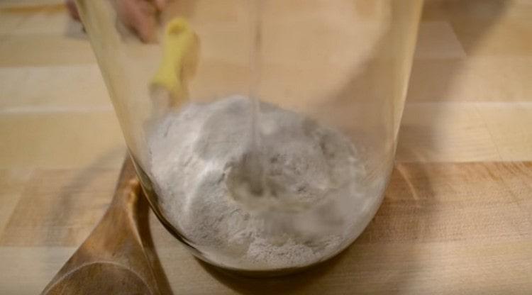 Coloque la harina de centeno en un frasco y agréguele agua tibia.
