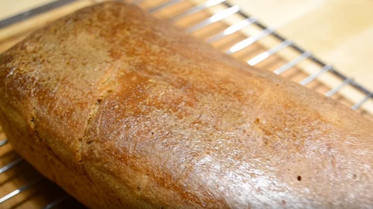 Le pain à la levure sans levain n'est cuit que pendant une heure.