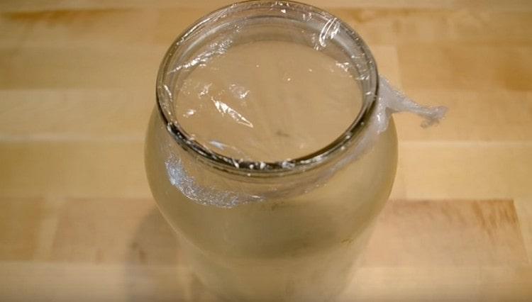 After mixing the mass, cover the jar with cling film and leave in a warm place until evening.