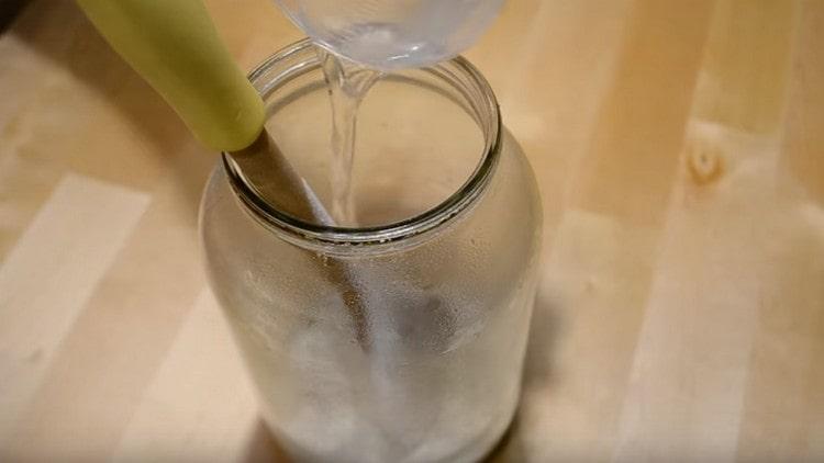 Nous faisons la vinaigrette à partir de farine et d’eau.