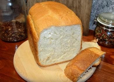 Delicioso pan blanco en leche - hornear en una máquina de pan