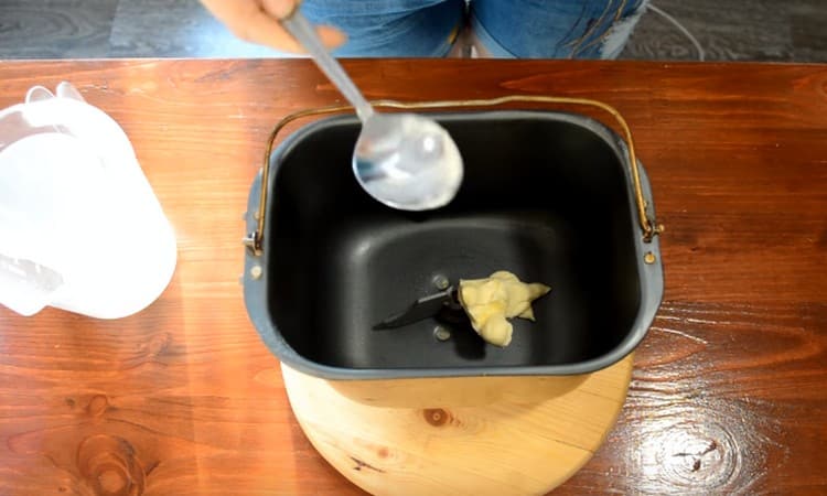 Mettez le beurre ramolli dans le seau de la machine à pain.