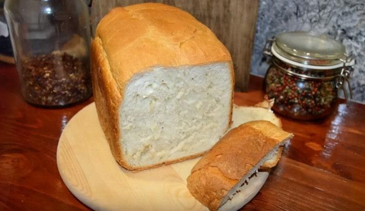 El pan blanco en una máquina para hacer pan no es difícil de hornear.