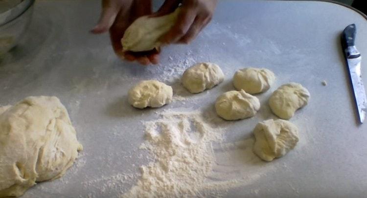 We crush the dough, divide into portioned pieces.