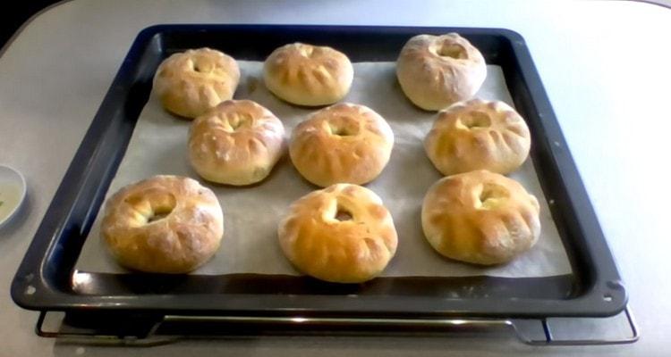 The whites in the oven are baked from yeast dough quickly.