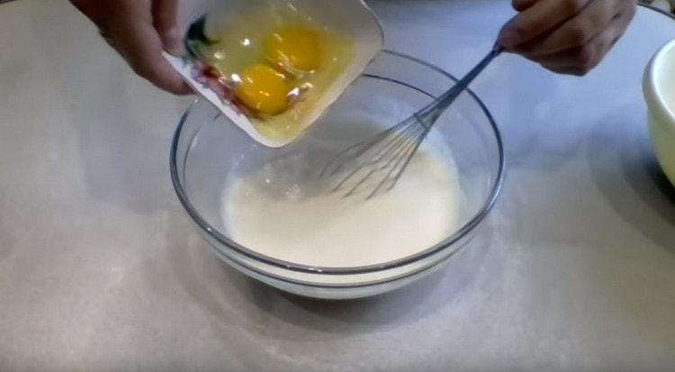 Agrega huevos a la masa.