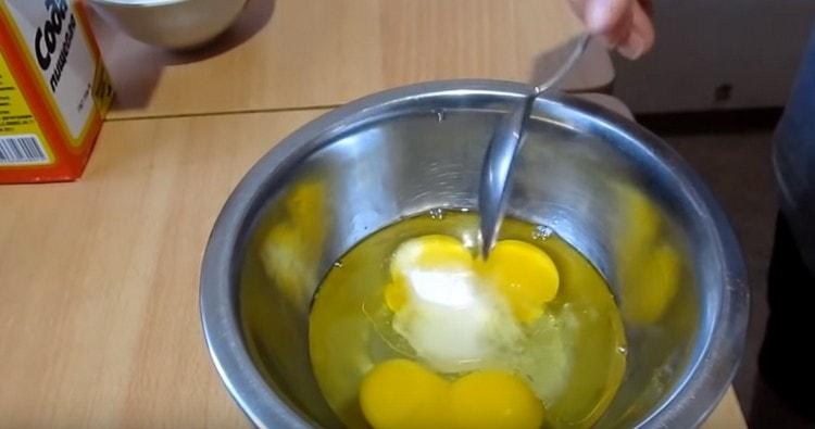 En otro tazón, combine los huevos con azúcar, sal y aceite vegetal.