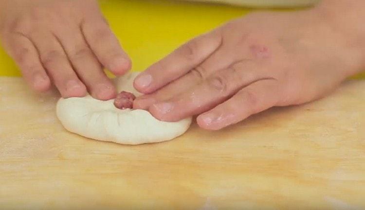 We assemble the edges of the dough so that there is a hole in the center of the product.