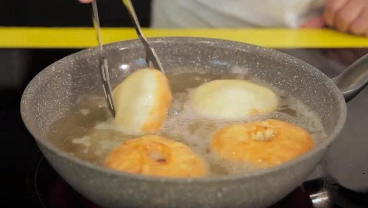 Faites frire les blancs dans une casserole dans une grande quantité d'huile végétale.